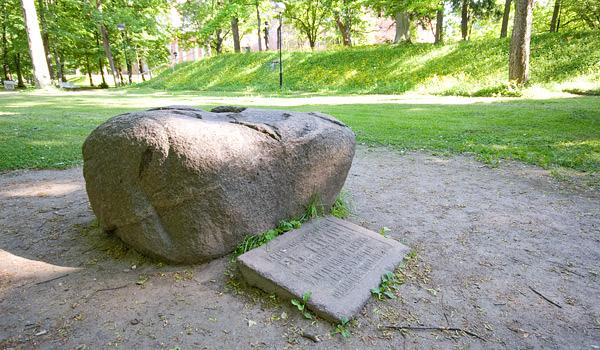 Cover image of this place Sacrificial stone & Kissing Hill