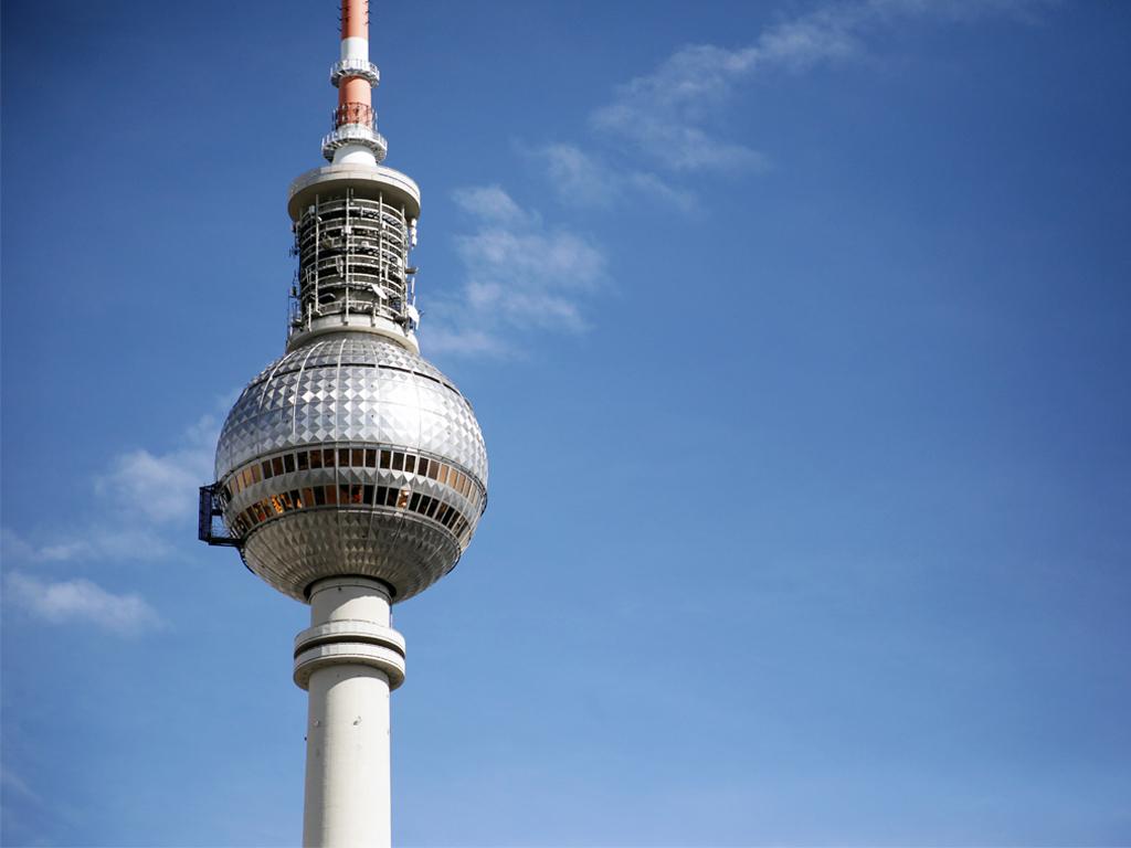 Picture of a tourist tour East Berlin & the Wall