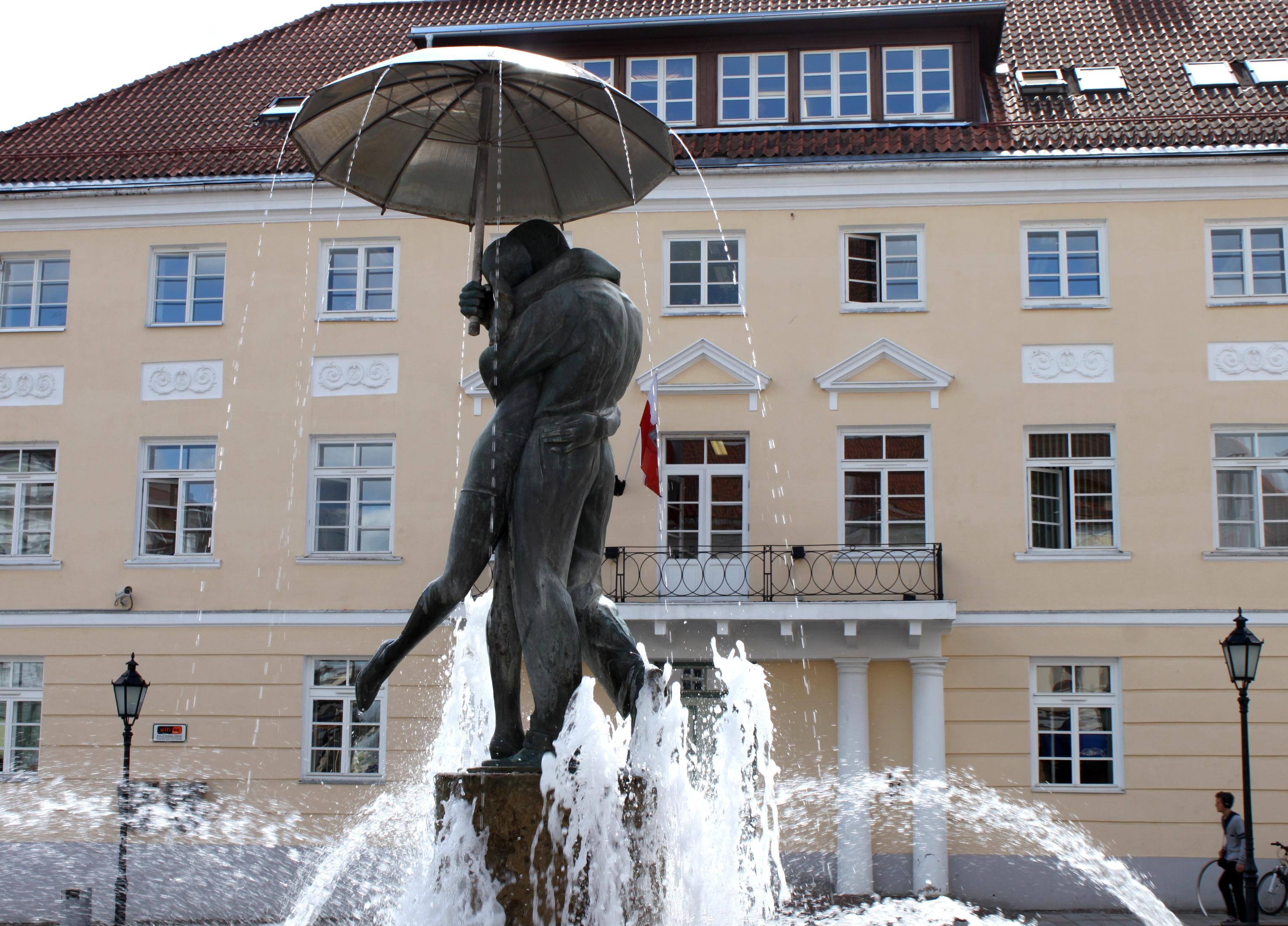 Cover image of this place Sculpture of Kissing Students