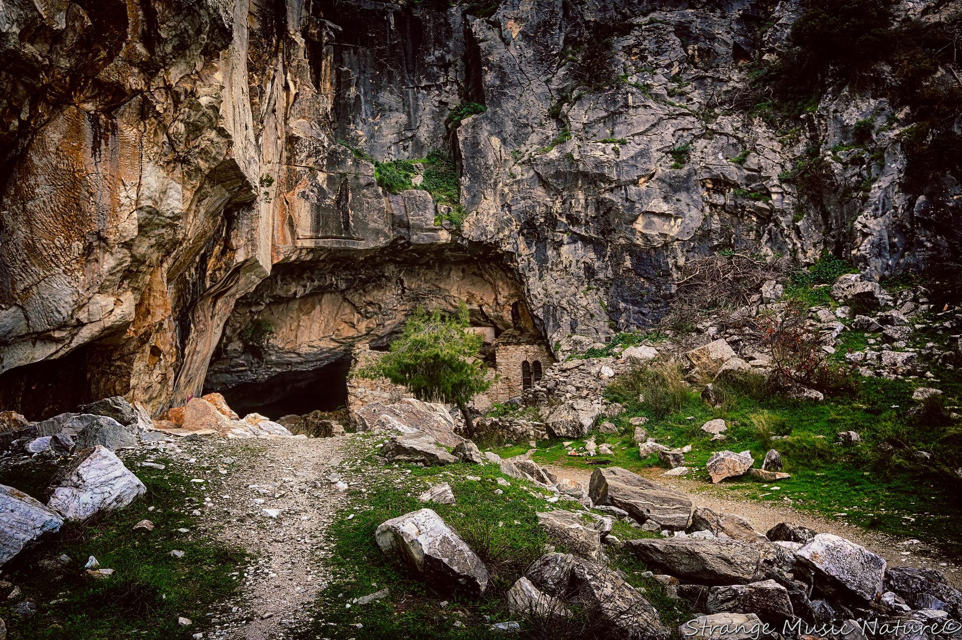 Cover image of this place Davelis Cave